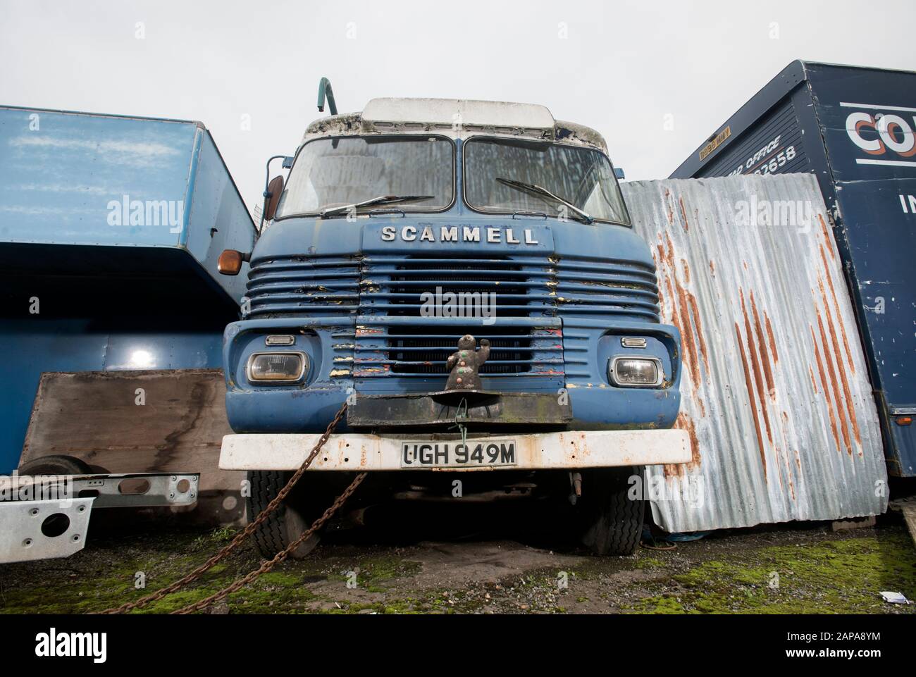 Alt 1973 Scammell Truck-Kabine als Teil einer Mauer in einem Schrottplatz verwendet Stockfoto