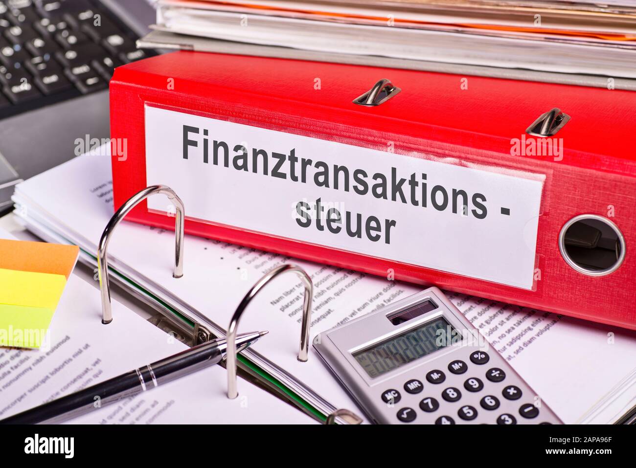Roter Ordner mit der Aufschrift Finanztransaktionssteuer Stockfoto