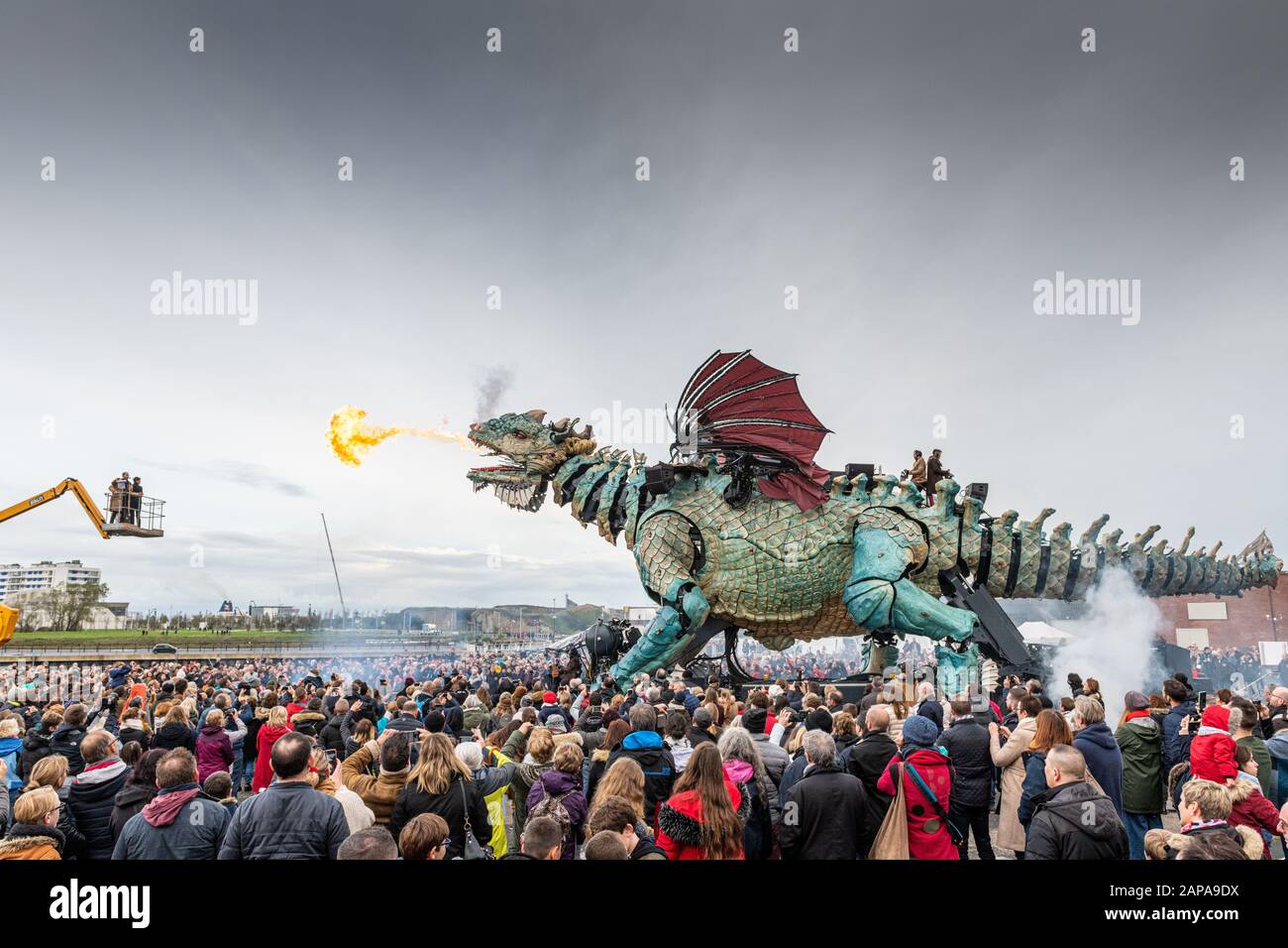Le Dragon de Calais, est une création de François Delarozière et la Compagnie La Machine. Image du Spektakel Eröffnungsqui s'est déroulé à Calais. Stockfoto