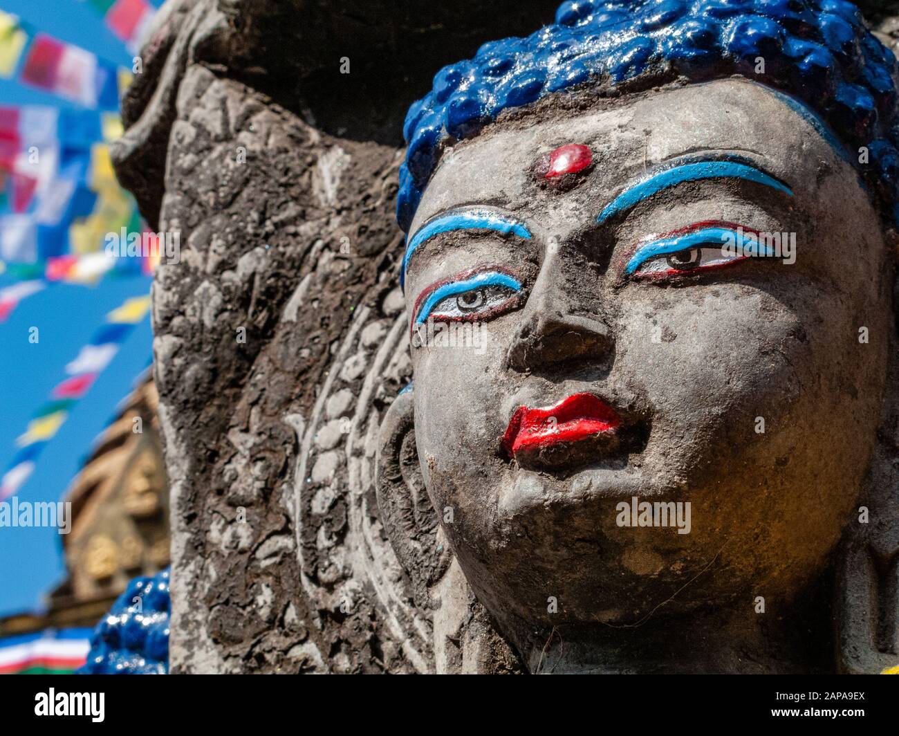Wunderschönes, in Stein gemeißeltes Buddha-Bild in Kathesimbu Stupa Stockfoto
