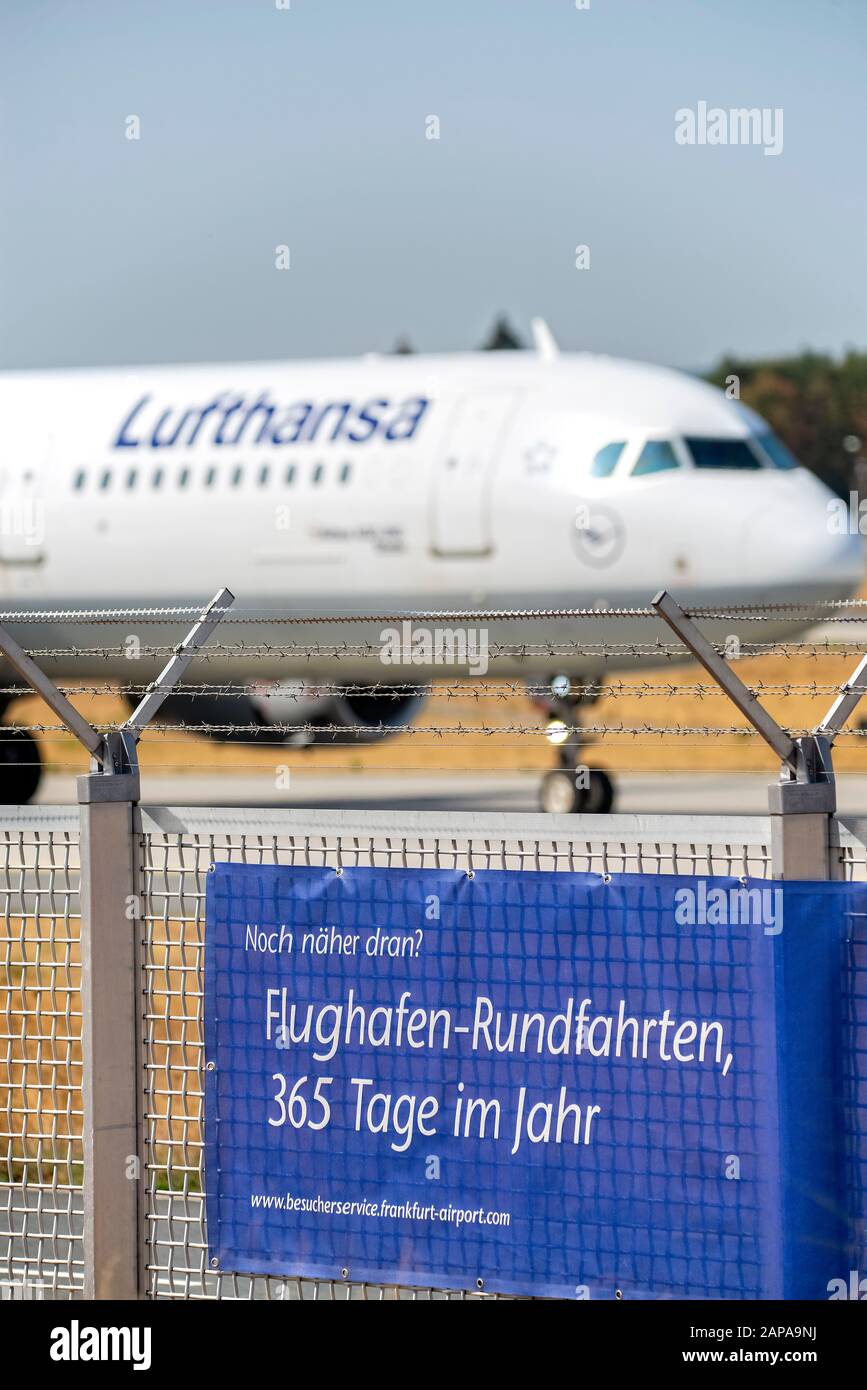 Werbebanner mit Hinweis auf Flughafenführungen auf der Nordwest-Landebahn des Frankfurter Flughafens Stockfoto