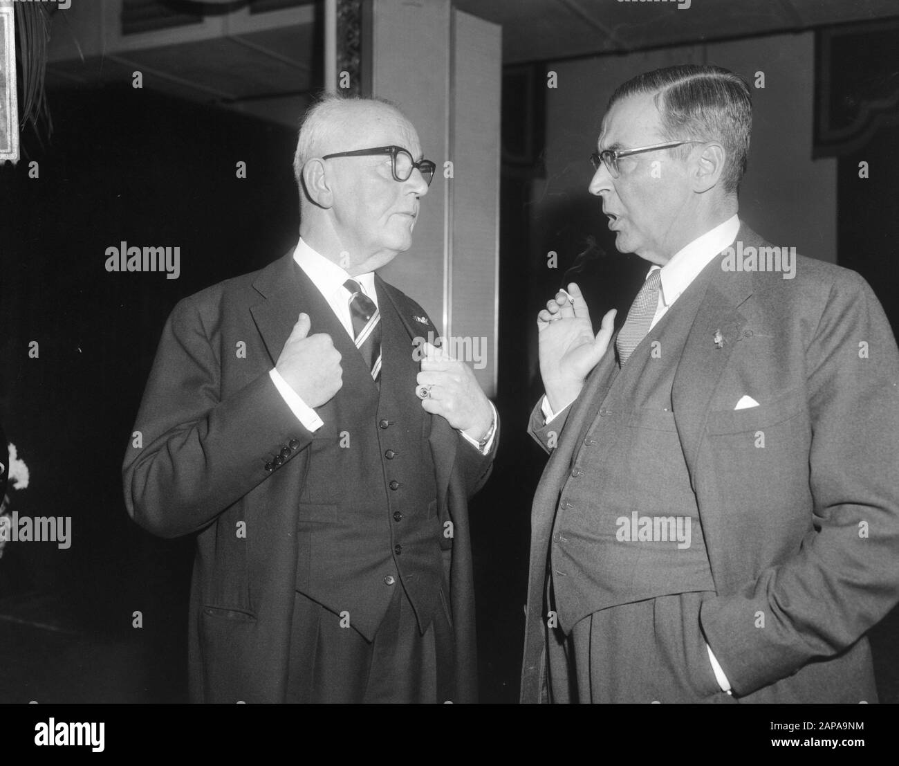 Feier des zehnten Jahrestags der niederländischen Bürgermeistergesellschaft im Kurhaus in Scheveningen Beschreibung: Bürgermeister von Amsterdam Van Hall (r.) und Bürgermeister Kolfschoten von Den Haag Datum: 14. Oktober 1965 Ort: Scheveningen, Zuid-Holland Schlüsselwörter: Bürgermeister, Jahrestage, Frauen persönlicher Name: Halle, Gijsbert van, Kolfschoten, Hans Stockfoto