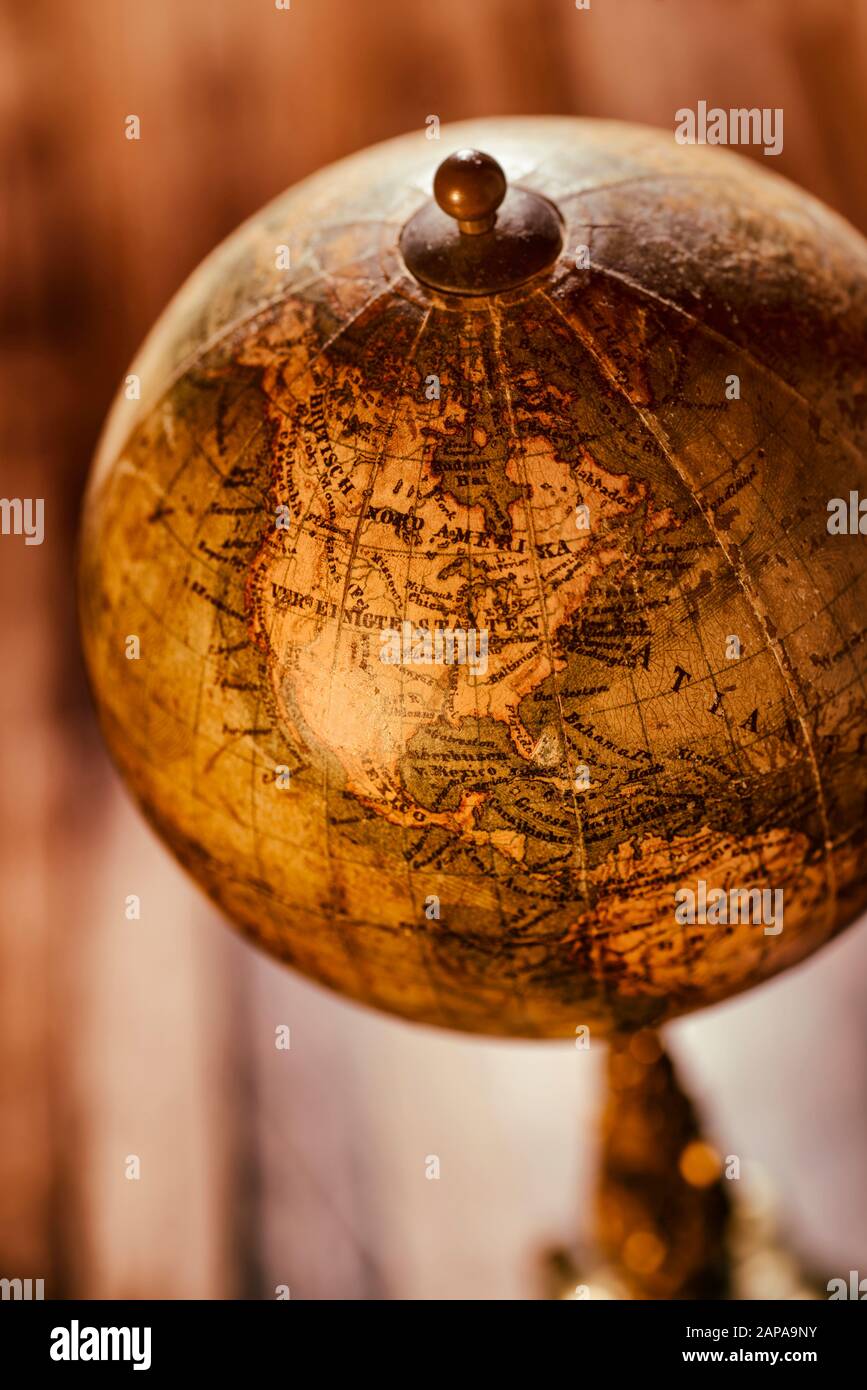 Historischer Globus auf einem Holztisch Stockfoto