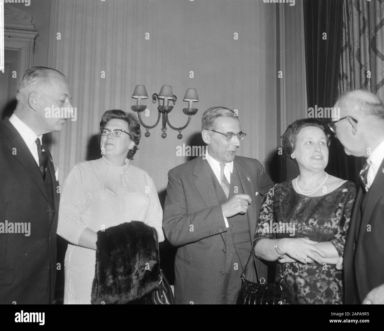 Feier des zehnten Jahrestags der niederländischen Bürgermeistergesellschaft im Kurhaus in Scheveningen Beschreibung: Bürgermeister von Amsterdam Van Hall (Mitte) und Bürgermeister Kolfschoten von Den Haag (rechts) in Begleitung zweier Bürgermeisterfrauen Datum: 14. Oktober 1965 Ort: Scheveningen, Zuid-Holland Schlüsselwörter: Bürgermeister, Jubiläen, Frauenname: Halle, Gijsbert van, Kolfschoten, Hans Institutioningsnaam: Kurhaus Stockfoto