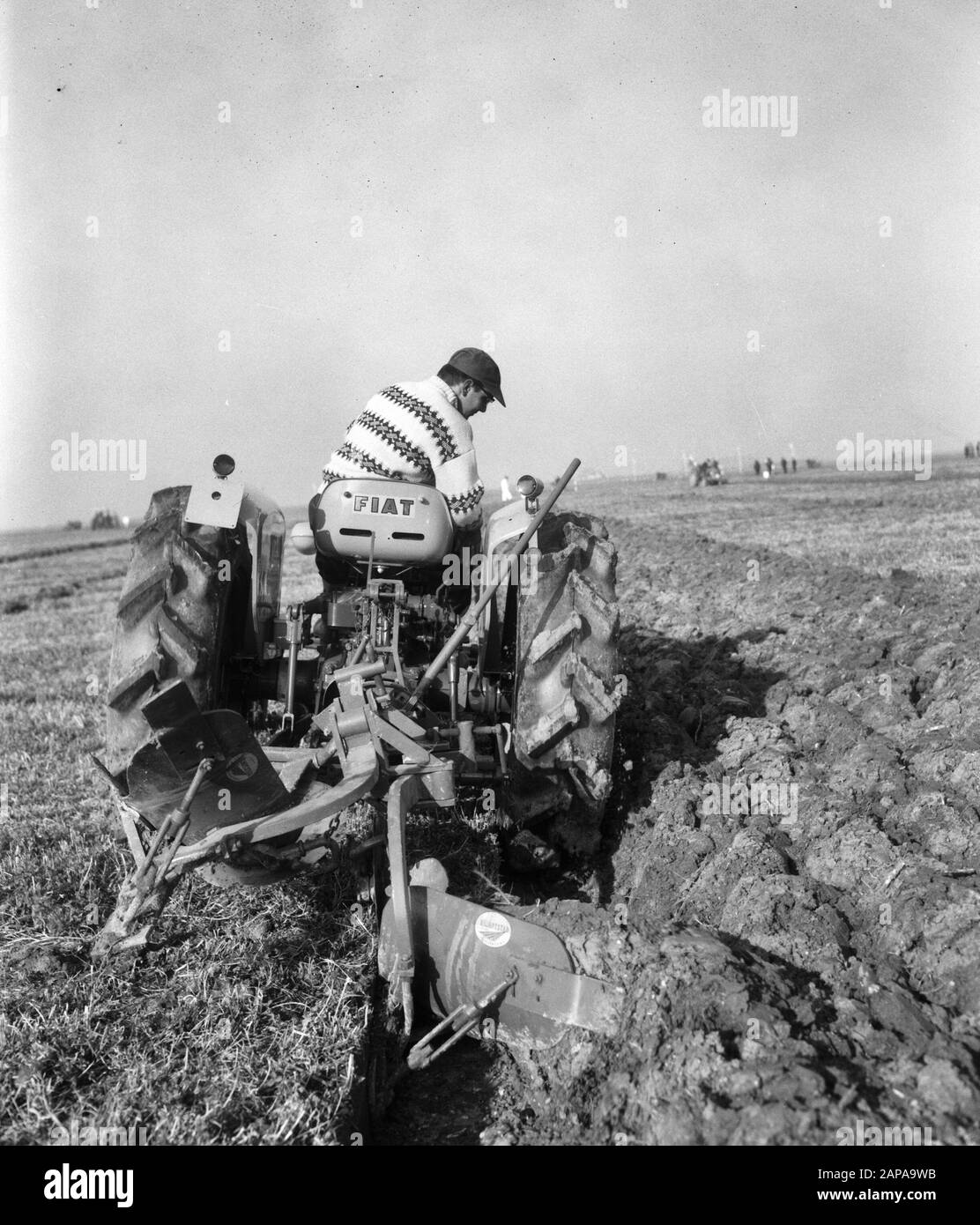 Nationalmannschaftsspiele 1965 in Swifterbant Beschreibung: Herr H. Ardon aus Kloetinge (Zeeland) in Aktion Datum: 26. Oktober 1965 Standort: Flevoland, Swifterbant Schlüsselwörter: Landwirtschaft, Anbau, landwirtschaftliche Werkzeuge, Traktoren, Wettbewerbe Stockfoto