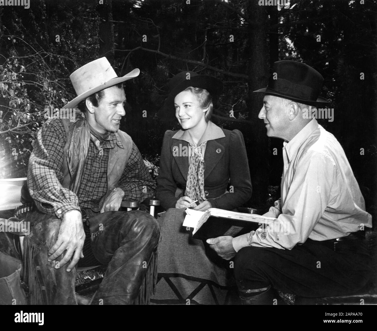 Gary COOPER MADELEINE CARROLL und Regisseur CECIL B. De MILLE auf Set Candid während der Dreharbeiten zu NORTH WEST MOUNTED POLICE 1940 Paramount Pictures Stockfoto