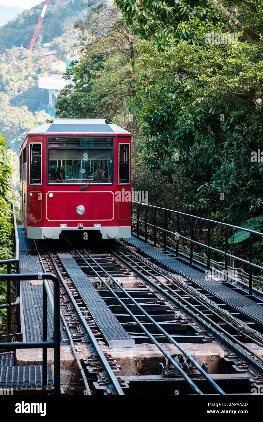 Hongkong, China - November 2019: Die Peak Tram. Die Bahn zum Victoria Peak, einem Berg mit Blick über die Skyline der Stadt Hongkong Stockfoto