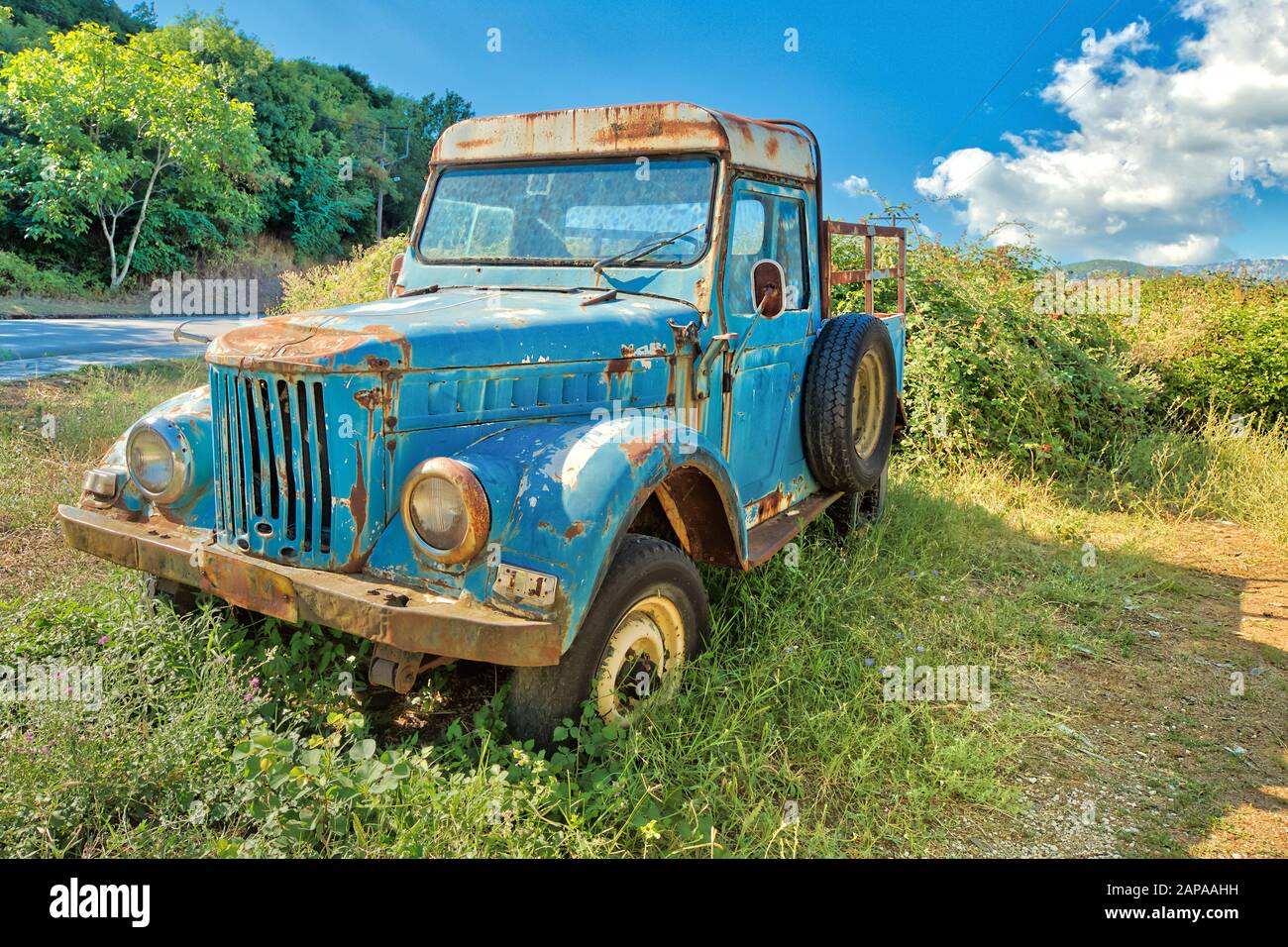 Nafplio, Peloponnes, Griechenland - 29. August 2015: Blaues Wrack von auf dem Land verlassenen Pick-up, das in der Landwirtschaft als Landmaschinen verwendet wird. Stockfoto