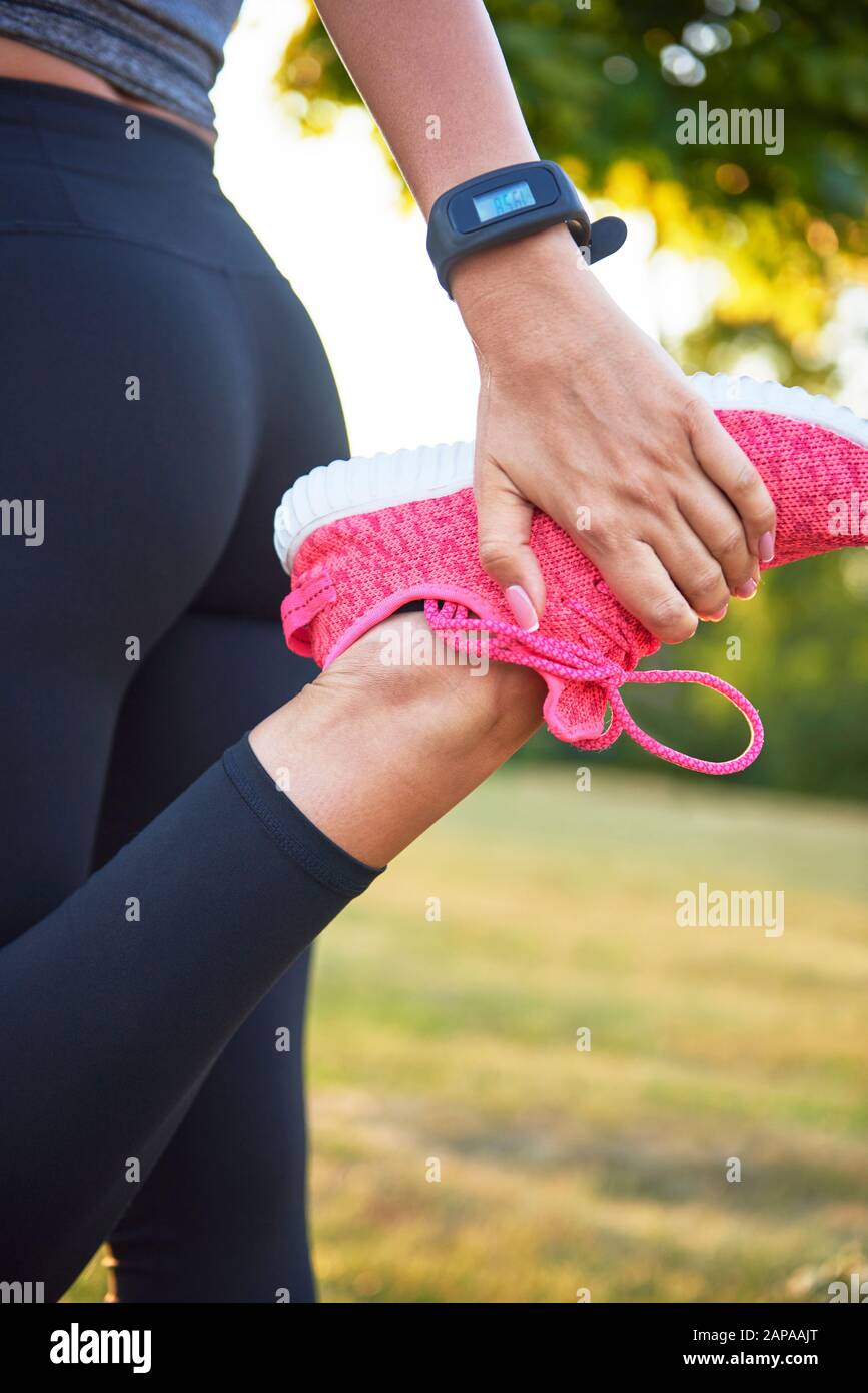 Frau, die sich vor dem laufen aufwärmt Stockfoto