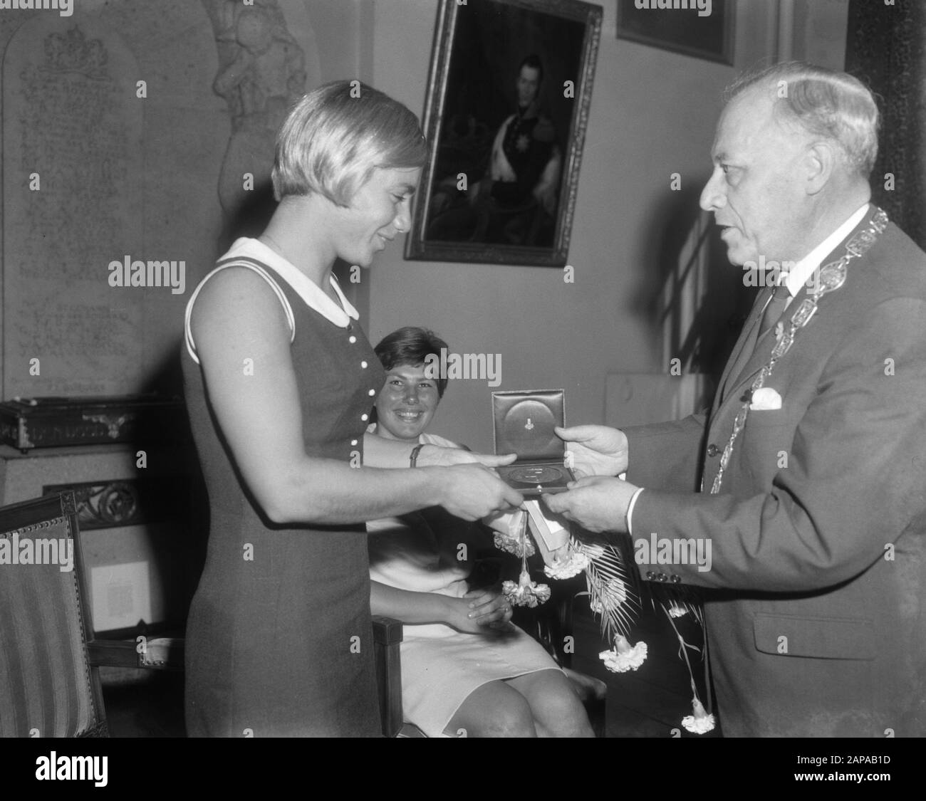 Schwimmmeister im Urlaub nach Italien Beschreibung: Betty Heukels erhält von Bürgermeister R.J.J. das Abzeichen der Stadt den Bosch Lambooy Datum: 29. August 1966 Standort: Den Bosch, Noord-Bababant Schlüsselwörter: Auszeichnungen, Schwimmer persönlicher Name: Heukels, Betty, Lambooy, R.J.J. Stockfoto