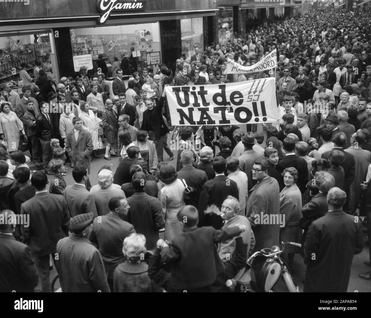 NATO-Anti-Demonstration in Maastricht Beschreibung: Demonstranten mit Bannern in der Grote Street Datum: 24. September 1966 Ort: Limburger, Maastrichter Schlüsselwörter: Demonstrationen, Banner Institutionenname: NATO Stockfoto