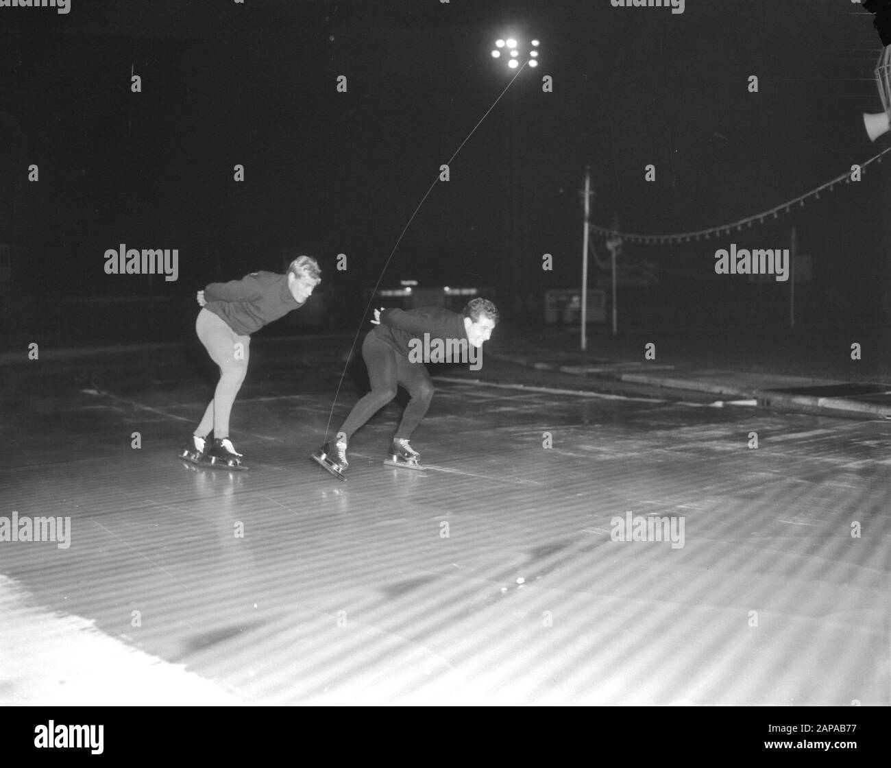 Jaap Eden Eisbahn in Amsterdam eröffnet Beschreibung: Cees Verkerk (rechts) und Ard Schenk während ihres Trainings Datum: 14. Oktober 1966 Ort: Amsterdam, Noord-Holland Schlagwörter: Kunsteisbahnen, Skates, Sport Personenname: Schenk, Ard, Verkerk, Cees Stockfoto