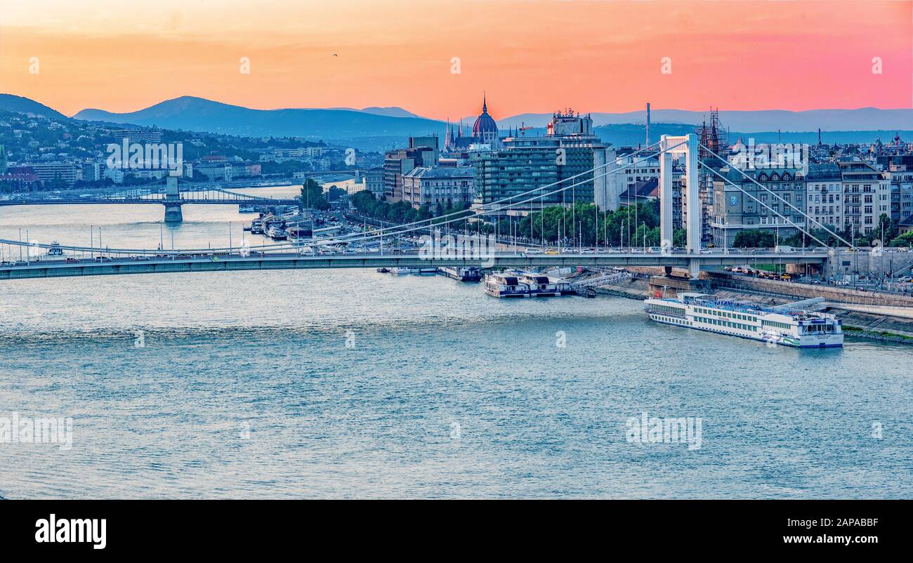 Unglaublich rosafarbener Sonnenuntergang über der Donau Stockfoto