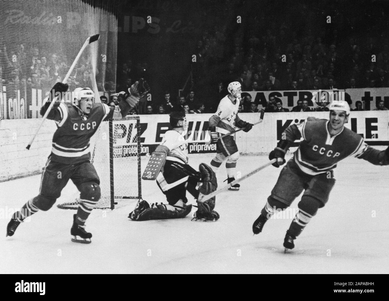 WM-Eishockey in Wien, Spiel Russland gegen Kanada 2:1-Dolly glückliche Russen nach dem Spiel, das ihren Weltmeistertitel einstellte; Stockfoto