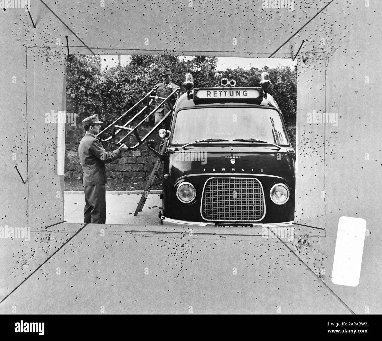 Rettungswagen mit Schlitten, Wiener Anmerkung: Repronegativdatum: 13. November 1970 Standort: Österreich, Wien Stichwörter: Rettungswagen, Schlitten Stockfoto