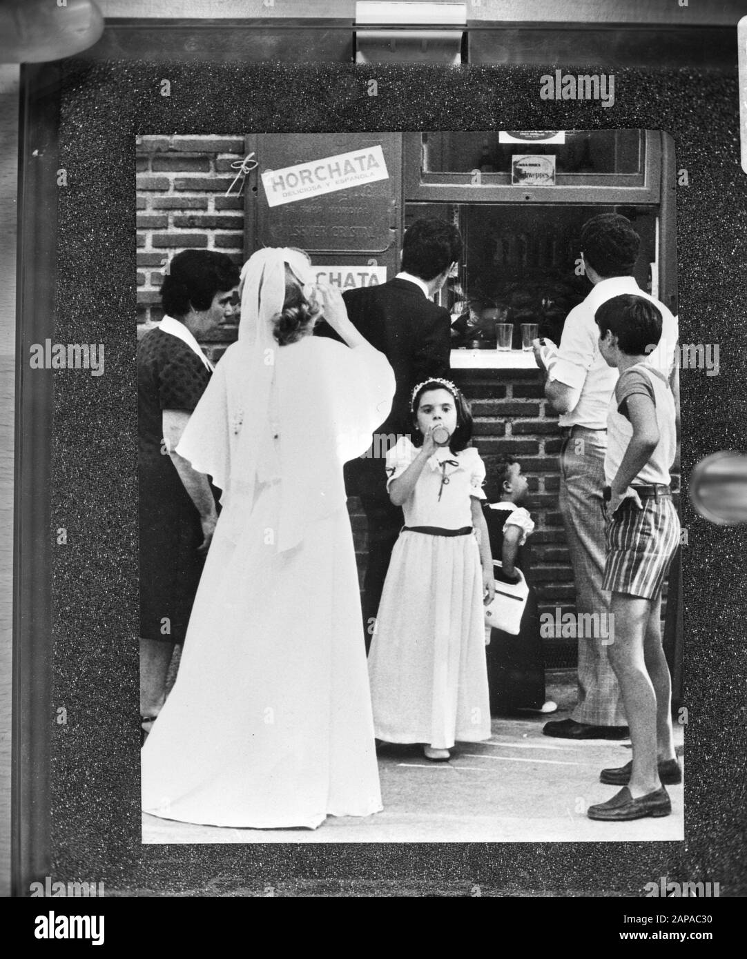 Brautpaar trinkt Lorchata in Spanien Datum: 18. August 1976 Ort: Spanien Stichwörter: Neuvermählte Stockfoto