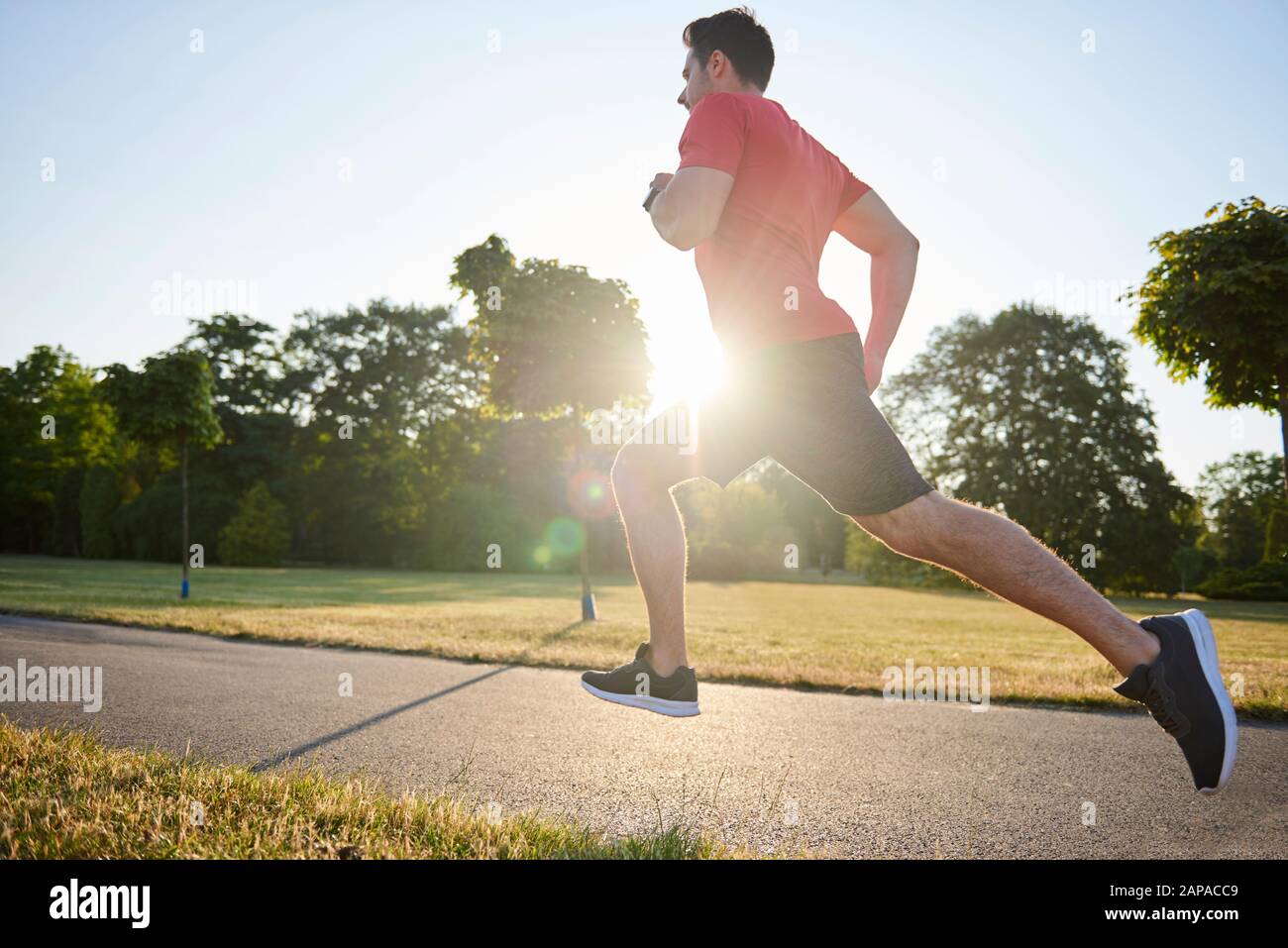 Mann beginnt Tag mit guter Gewohnheit Stockfoto