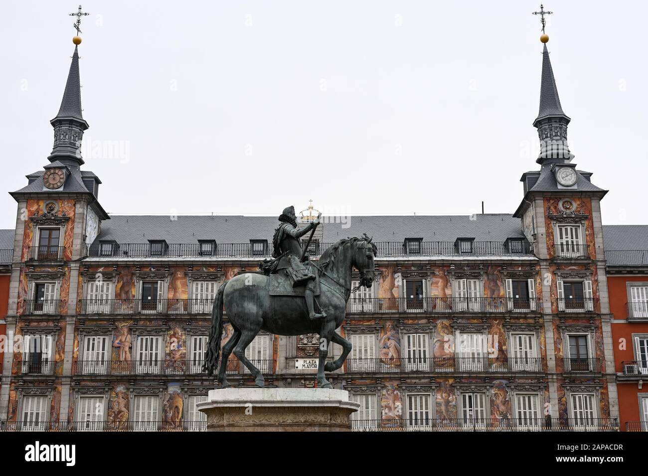 Statue von König Felipe III XVII Jahrhundert zu Pferd auf dem Hauptplatz von Madrid Stockfoto