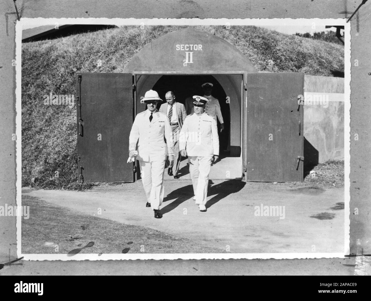 Visitation der Schutzräume in der Marine Establishment in Surabaya durch den Gouverneur General (GG) mr. A.W.L. Tjarda von Starkenborgh Stachouwer. Links vor dem General des Gouverneurs und rechts vor dem Befehlshaber der Marine in den Niederlanden, Vizedirektor C.E.L. Helfrich. Mitten im zivilen Bereich war der Direktor des Marine Etablissement C.W. Heringa. Am 23. Und 24. Juni 1941 wurde Surabaya von der GG im Zusammenhang mit der Inspektion von Verteidigungswerken und Einrichtungen der Marine und den Regentenkonferenzen in Surabaya und später in Semarang besucht. Anmerkung: Repronegativdatum: 24. Juni Stockfoto