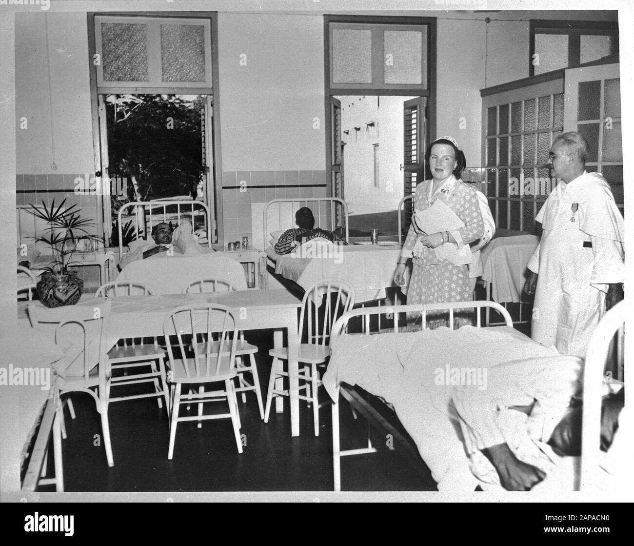 Wi [West Indies]/Anefo London Serie Beschreibung: Besuch der Prinzessin Juliana in den West Indies. Curacao. In der römischen katholischen St.-Elisabeth-Klinik mit Rektor Hulsman Anmerkung: Repronegatief Datum: Februar 1944 Ort: Curaçao Schlüsselwörter: Besuche, Prinzessinnen, Weltkrieg, Krankenhäuser persönlicher Name: Hulsman, [...], Juliana (Prinzessin Niederlande) Stockfoto