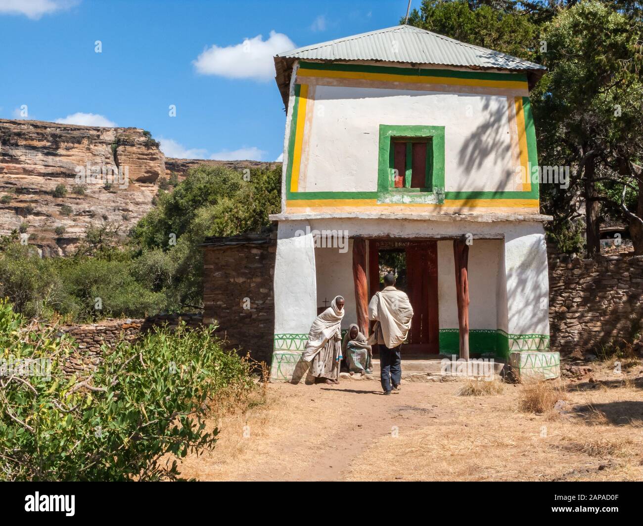 Äthiopische Menschen außerhalb der Medhane Alem Adi Kasho Felsenkirchengemeinde, Teka Tesfai, Tigra, Äthiopien. Stockfoto
