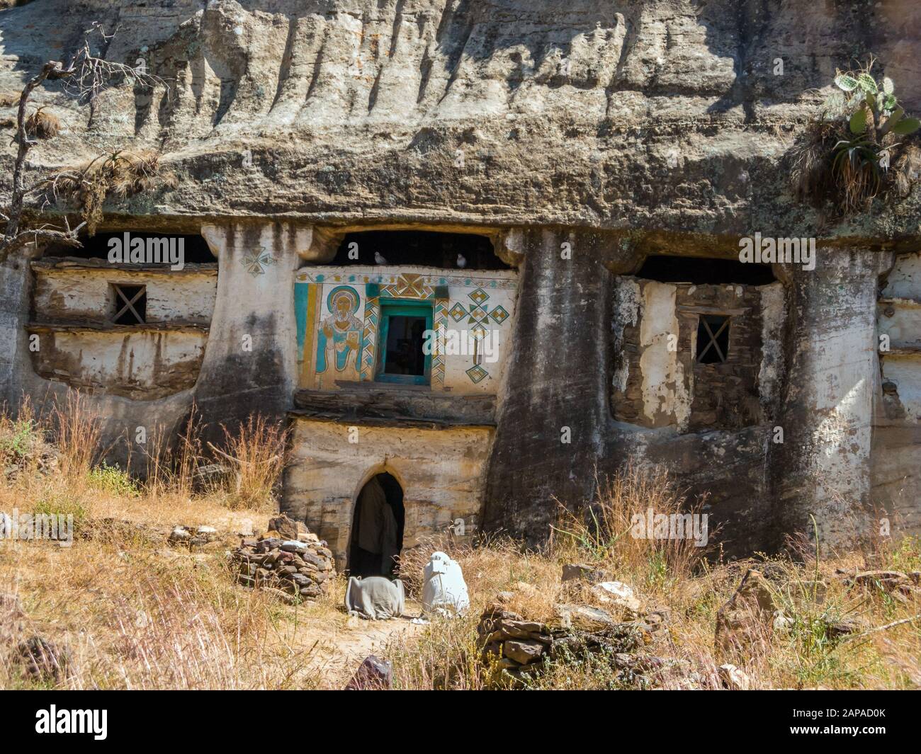 Äthiopische Menschen außerhalb der Medhane Alem Adi Kasho Felsenkirchengemeinde, Teka Tesfai, Tigray Region, Äthiopien. Stockfoto