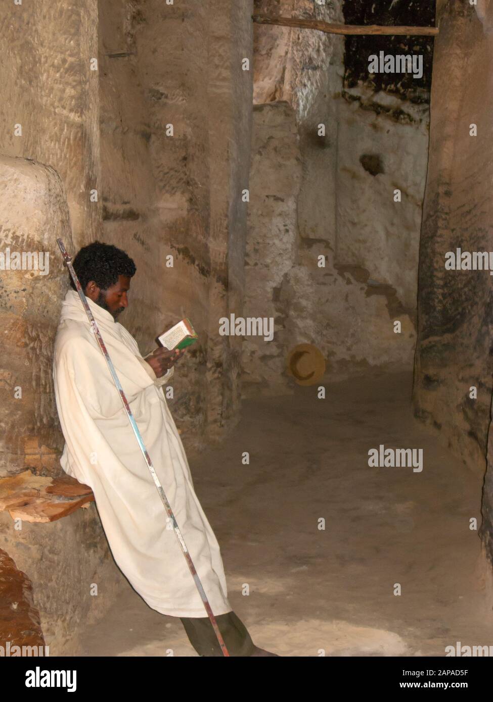 Der Priester der Felsenkirchengemeinde Medhane Alem Adi Kasho liest seine bibel, Teka Tesfai, Tigray, Äthiopien. Stockfoto