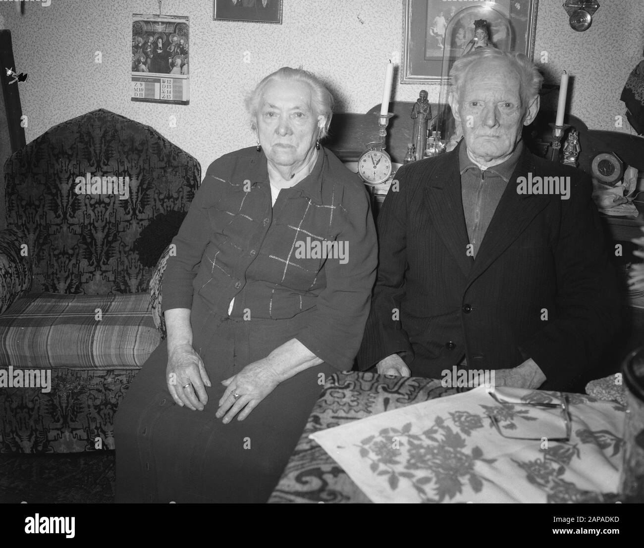 70 Jahre verheiratet. Ehepaar Van Ham-Oessels, den Bosch/Betroffene Datum: 11. Juni 1957 Standort: Den Bosch Schlüsselwörter: Paare Stockfoto