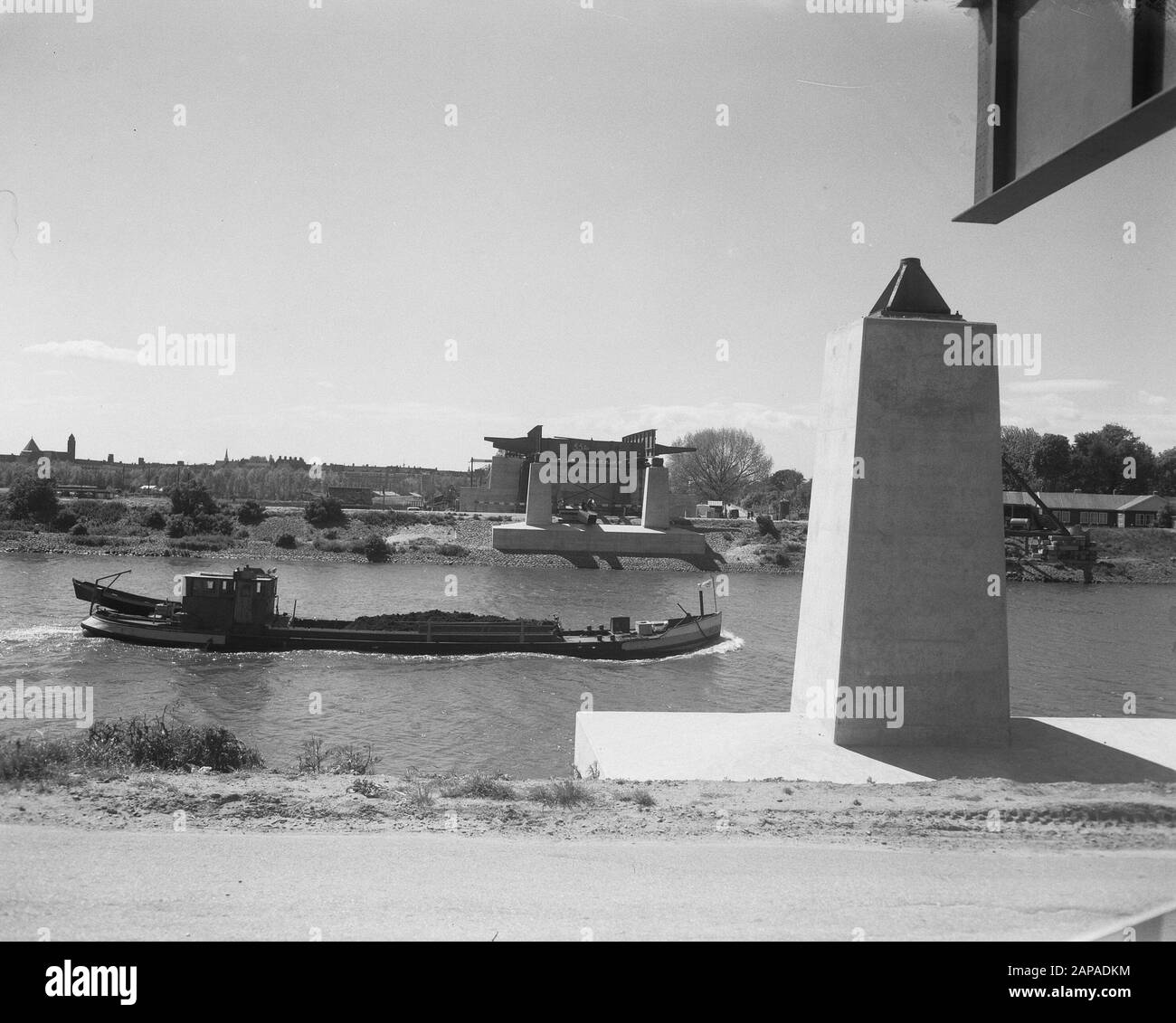 Bau der Brücke am Amsterdam-Rhein-Kanal bei Zeeburg Datum: 28. Mai 1957 Standort: Amsterdam, Noord-Holland Schlüsselwörter: Brücken, Wasserbau Stockfoto