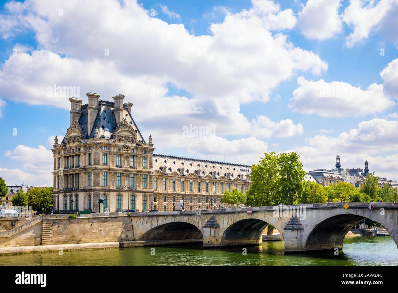 Der Pavillon de Flore am Ende des Denon-Flügels des Louvre in Paris, Frankreich, mit dem pont Royal über die seine im Vordergrund. Stockfoto