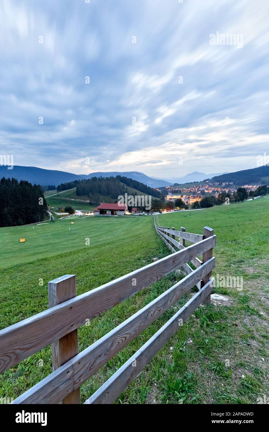 Zaun in der Nähe von Maso Spilzi zu den Wiesen von Folgaria und dem Dorf Costa. Cimbra Alp, Provinz Trient, Trentino Alto-Adige, Italien, Europa. Stockfoto