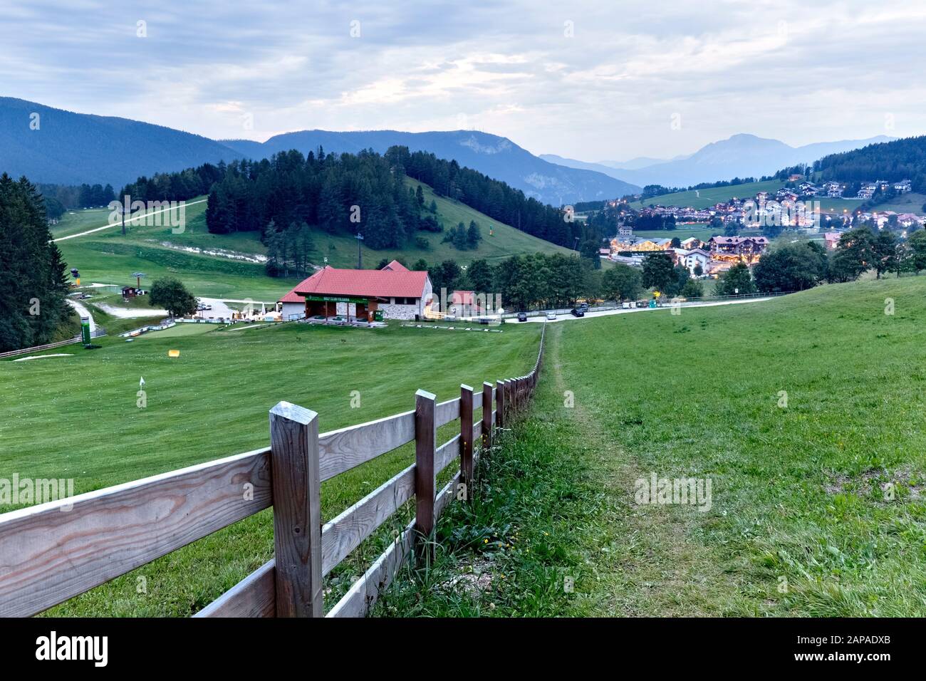 Zaun in der Nähe von Maso Spilzi zu den Wiesen von Folgaria und dem Dorf Costa. Cimbra Alp, Provinz Trient, Trentino Alto-Adige, Italien, Europa. Stockfoto