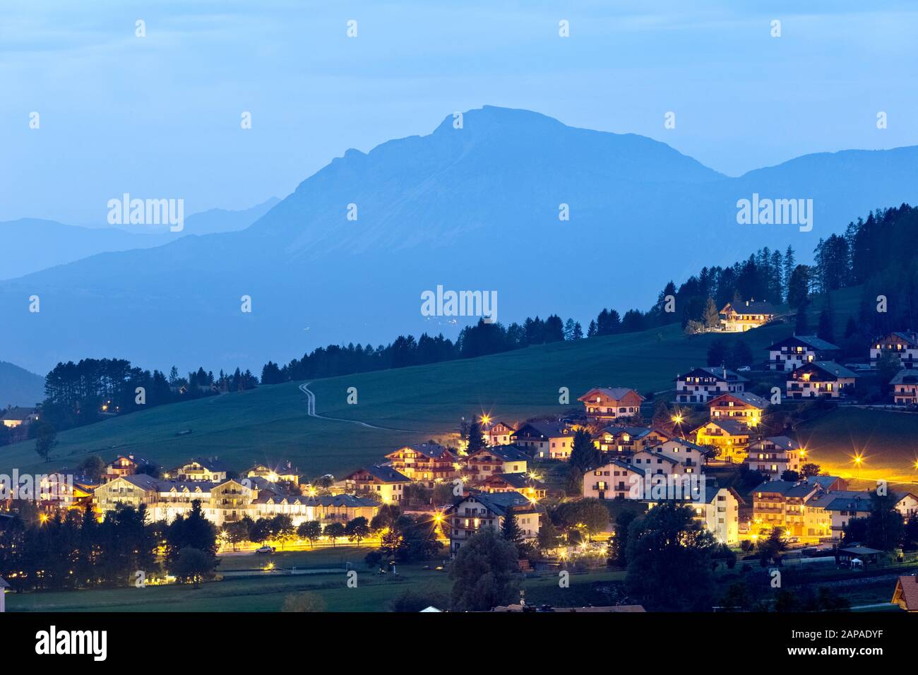 Abenddämmerung im Dorf Costa. Im Hintergrund Mount Stivo. Folgaria, Cimbra Alp, Provinz Trient, Trentino Alto-Adige, Italien, Europa. Stockfoto