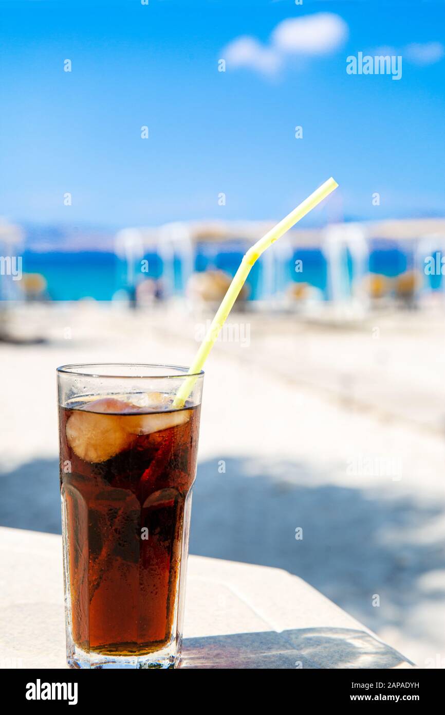 Cola Drink (Cuba Libre Cocktail) am sonnigen Strand. Freizeitkonzept. Sommerzeit. Stockfoto