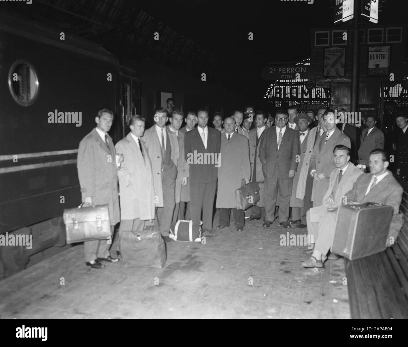 Ankunft österreichische Mannschaft am Hauptbahnhof Datum: 22. September 1957 Schlagwörter: Ankunft, Mannschaften Stockfoto