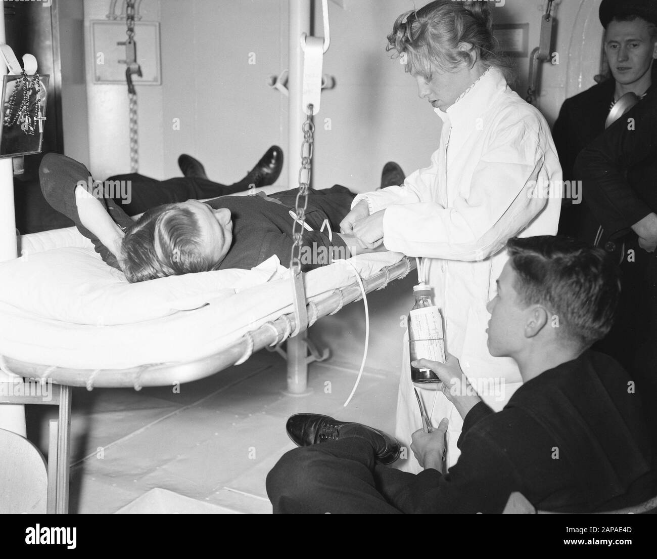 Amerikanische Seeleute geben Blut für das niederländische Rote Kreuz Datum: 10. April 1957 Schlüsselwörter: BLUTSPENDER, Name der Sailors Institution: Rotes Kreuz Stockfoto