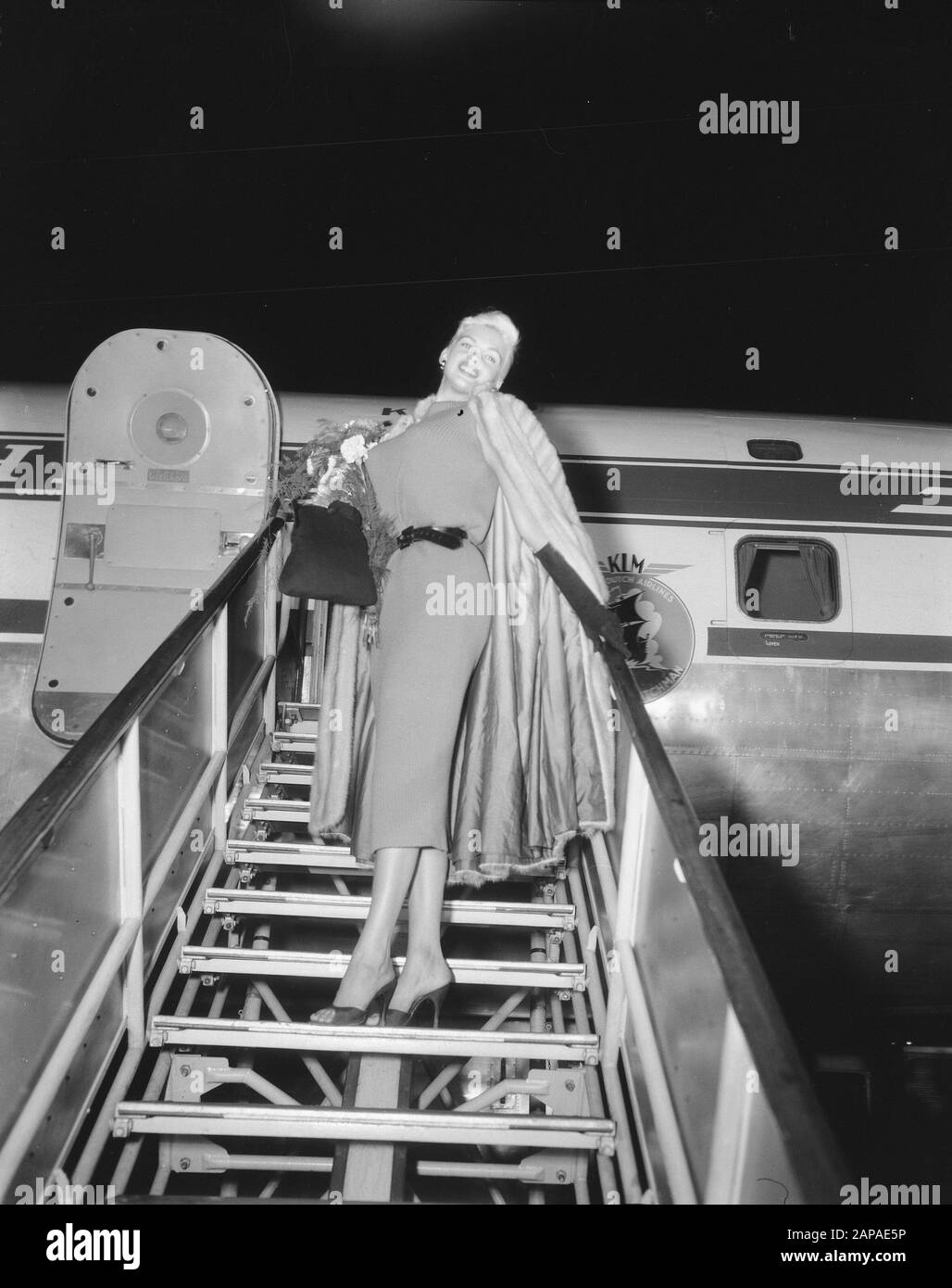 Der amerikanische Filmstar Jayne Mansfield kommt am Schiphol Datum: 10. Oktober 1957 Ort: Noord-Holland, Schiphol Schlüsselwörter: Schauspielerinnen, Filmstars, Flughäfen persönlicher Name: Mansfield, Jayne Stockfoto