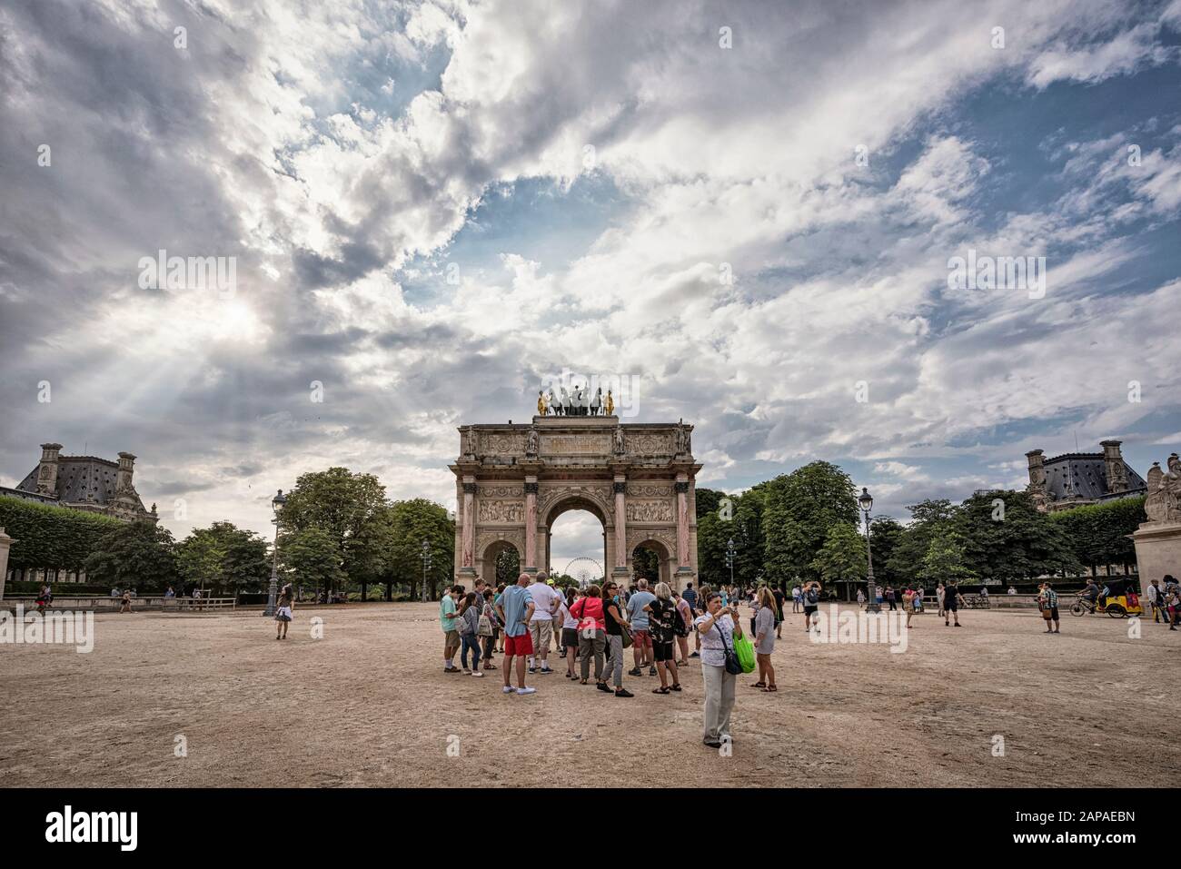 Touristen versammelten sich in der Nähe des Triumphbogens de l'Étoile, eines der berühmtesten Denkmäler in Paris Stockfoto