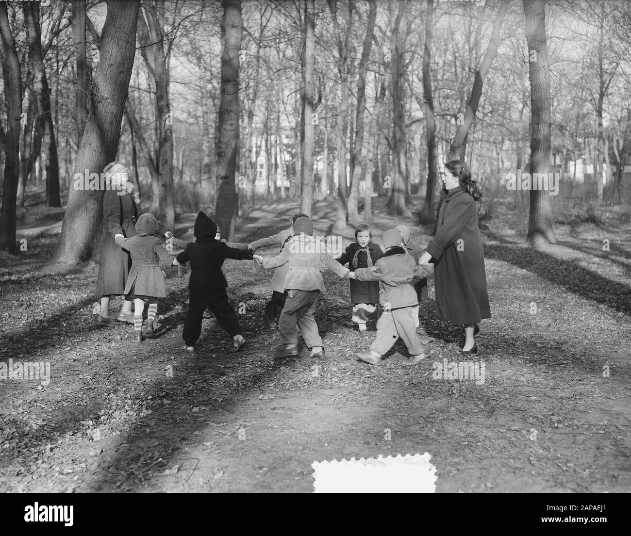 1. Frühlingstag Kinder spielen Haagse bos Datum: 25. Februar 1953 Schlagwörter: Kinder, Wälder Stockfoto