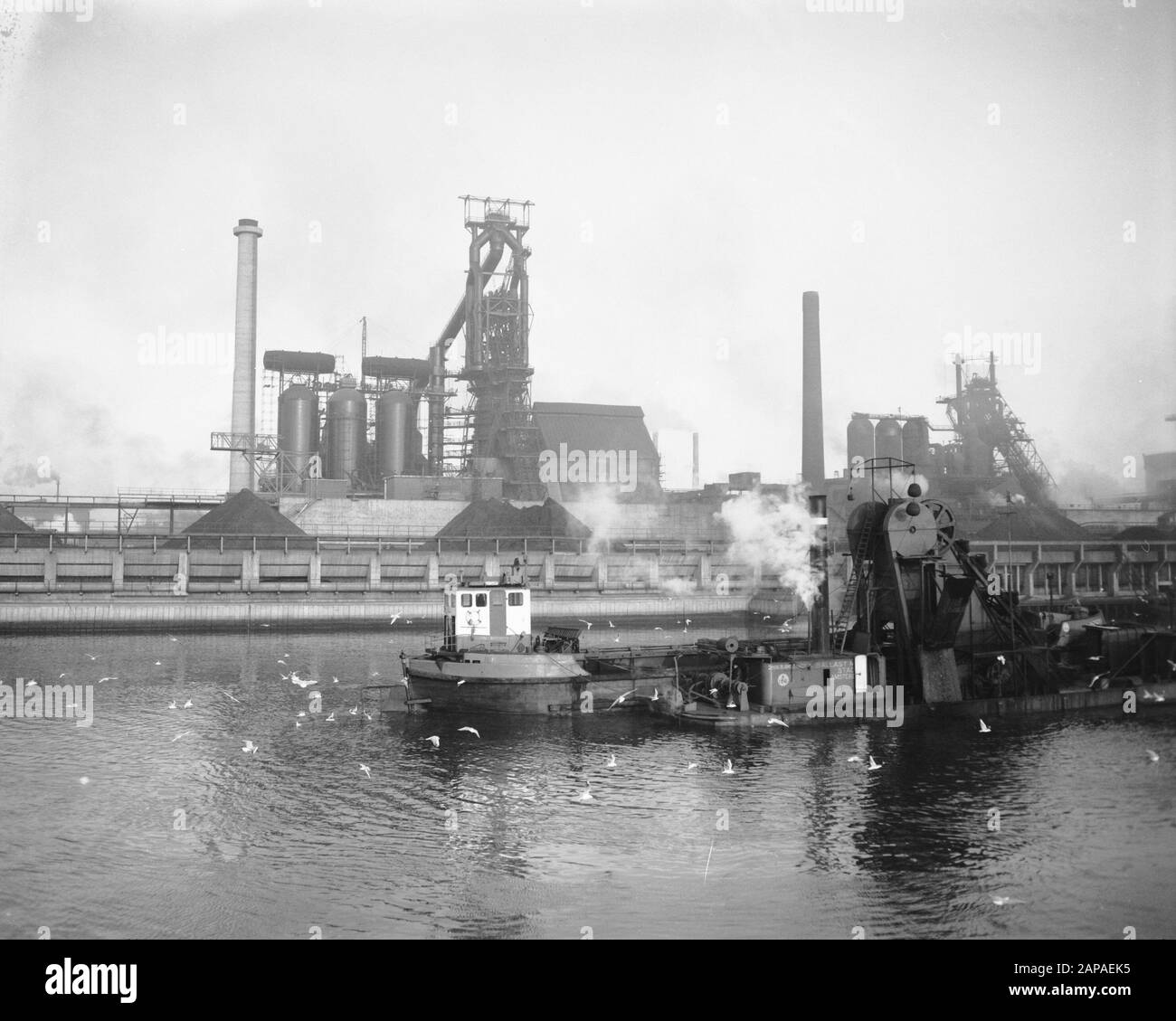 Bau vierter und höchster Hochofen bei IJmuiden Datum: 14. Dezember 1957 Standort: IJmuiden Schlüsselwörter: Bau, Hochöfen Stockfoto