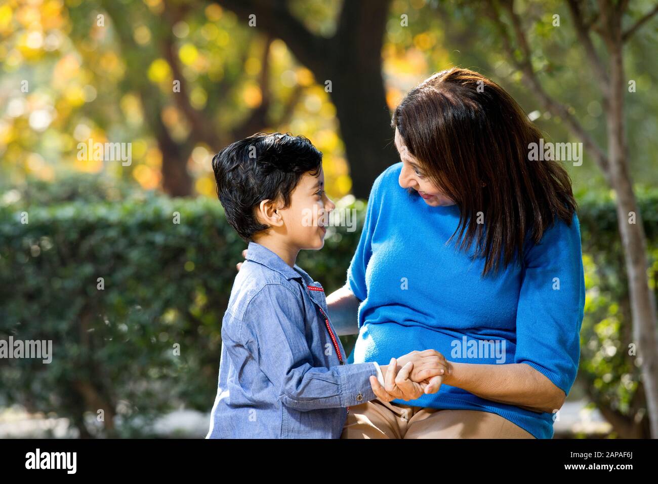 Liebende Großmutter, die mit ihrem Enkel im Park spielt Stockfoto
