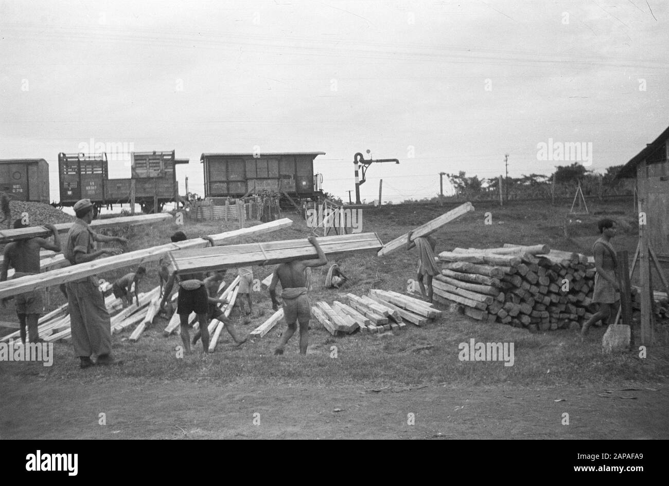 Bankir Beschreibung: Bandoeng: Bei Terisi sind Holzdiebstähle keine Ausnahmen. Da diese Diebstähle der Bevölkerung schaden, kooperiert das Militär im Kampf gegen das Böse. Datum: Oktober 1949 Standort: Indonesien, Java, Niederländisch-Ostindien, Terisi Stockfoto