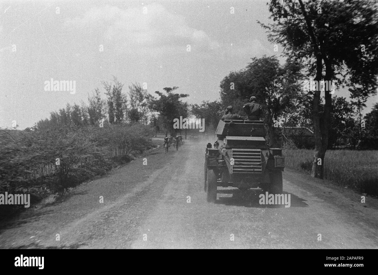 Action Cheribon Beschreibung: Cheribon: Der Aufstieg ist so schnell, dass die TRI in vielen Fällen keine Chance hat, große Zerstörung zu verursachen Anmerkung: Auf dem Display ist ein Humber Armored Auto zu sehen. Davor eine scout Narbe und ein Motorrad Datum: 26. Juli 1947 Ort: Cheribon, Indonesien, Java, Niederländisch-Ostindien Stockfoto