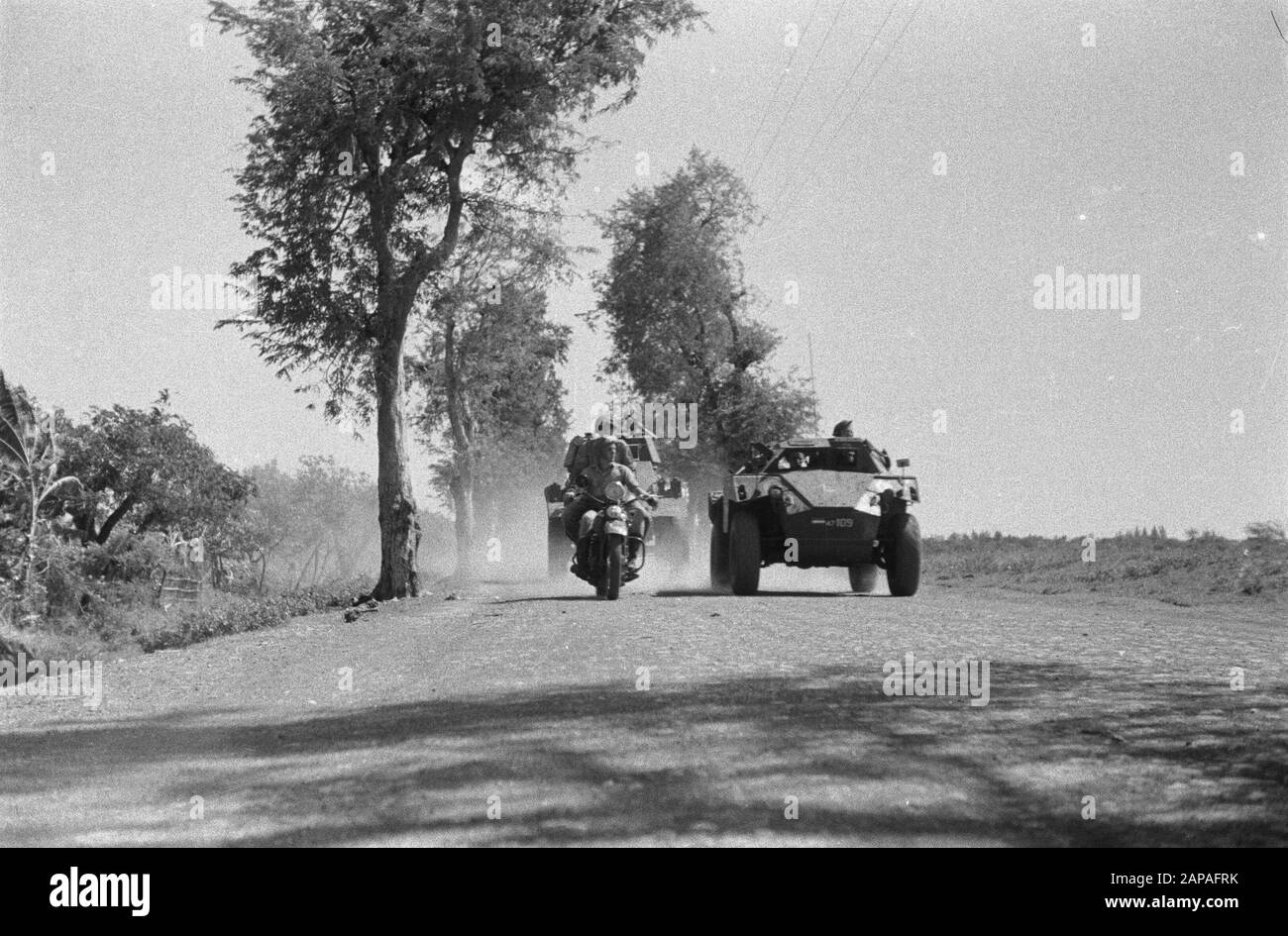 Action Cheribon Beschreibung: Cheribon: Weiter, immer weiter, schieben die gepanzerten Säulen das Innere von Java in Annotation: 6th Eskadron Armoured Cars. Ein scout Auto und ein Motorrad, dahinter ein gepanzertes Auto Datum: 26 Juli 1947 Ort: Cheribon, Indonesien, Java, Niederländisch-Ostindien Stockfoto