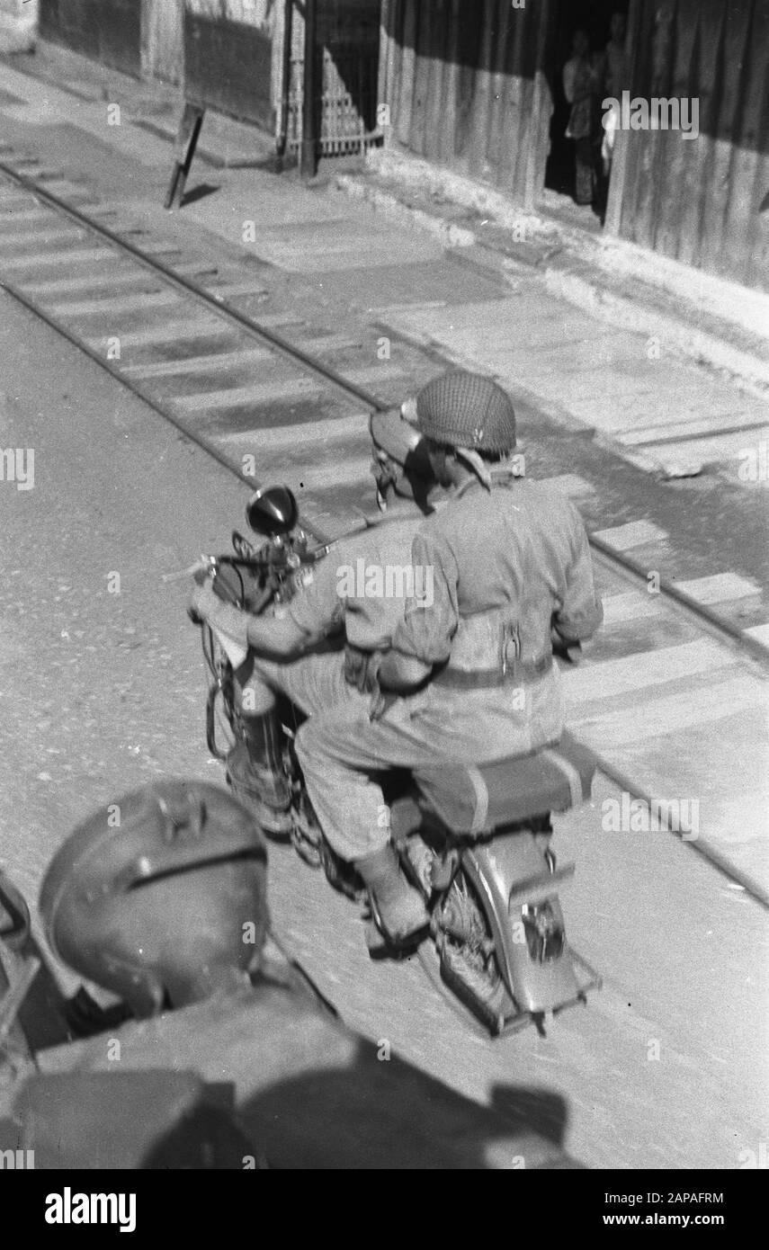 Action Cheribon Beschreibung: Cheribon: Zwei Soldaten, die ein Motorrad auf einem Trambund fahren Datum: 26. Juli 1947 Ort: Cheribon, Indonesien, Java, Niederländisch-Ostindien Stockfoto