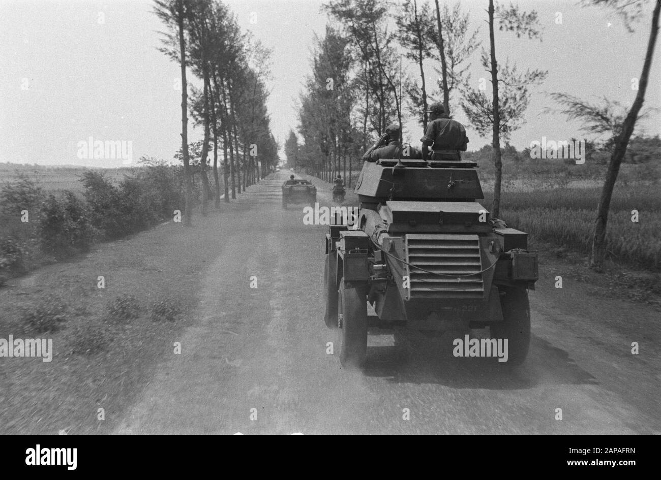 Action Cheribon Beschreibung: Cheribon: Der Aufstieg ist so schnell, dass die TRI in vielen Fällen keine Chance hat, große Zerstörung zu verursachen Anmerkung: Auf dem Display ist ein Humber Armored Auto zu sehen. Davor eine scout Narbe und ein Motorrad Datum: 26. Juli 1947 Ort: Cheribon, Indonesien, Java, Niederländisch-Ostindien Stockfoto