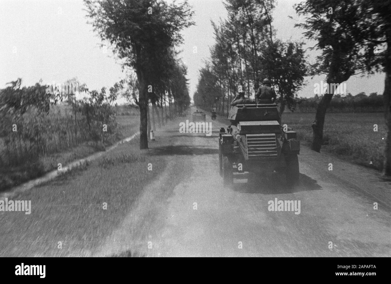 Action Cheribon Beschreibung: Cheribon: Der Aufstieg ist so schnell, dass die TRI in vielen Fällen keine Chance hat, große Zerstörung zu verursachen Anmerkung: Auf dem Display ist ein Humber Armored Auto zu sehen. Davor eine scout Narbe und ein Motorrad Datum: 26. Juli 1947 Ort: Cheribon, Indonesien, Java, Niederländisch-Ostindien Stockfoto