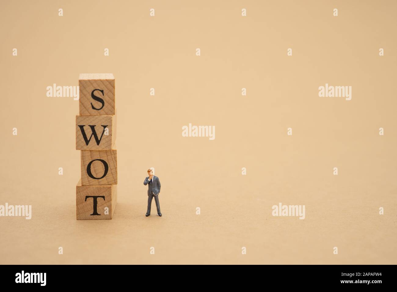 Miniatur-Leute Geschäftsleute, die mit dem Holzwort SWOT stehen, verwenden als Hintergrund-Geschäftskonzept und Finanzkonzept mit Kopierraum für Ihren Text oder Stockfoto