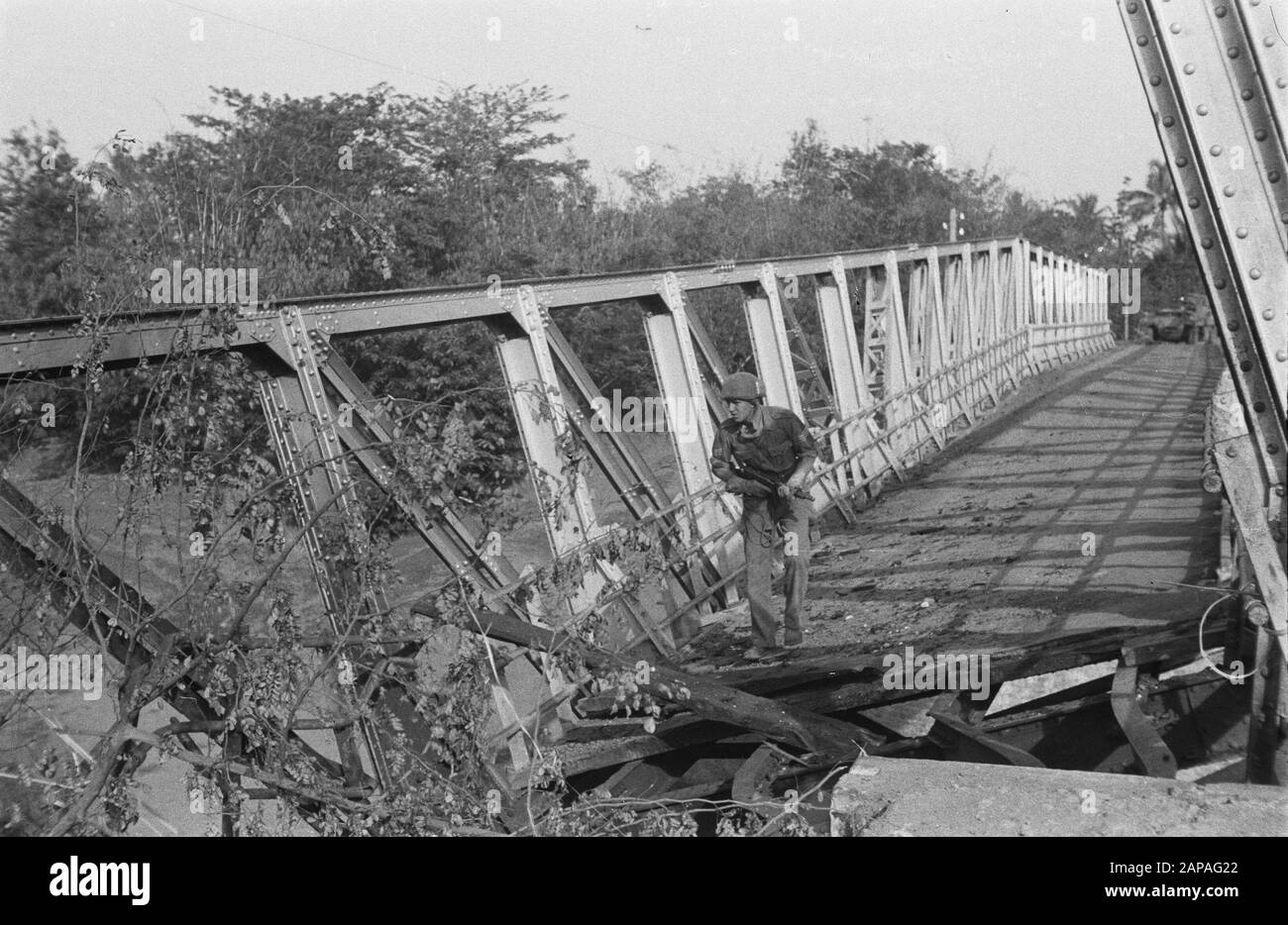 Tegal Beschreibung: Die Brücke in Lobongkok wurde zerstört, vorsichtig untersucht die Situation Datum: Juli 1947 Ort: Indonesien, Java, Lobongkok, Niederländisch-Indien Stockfoto