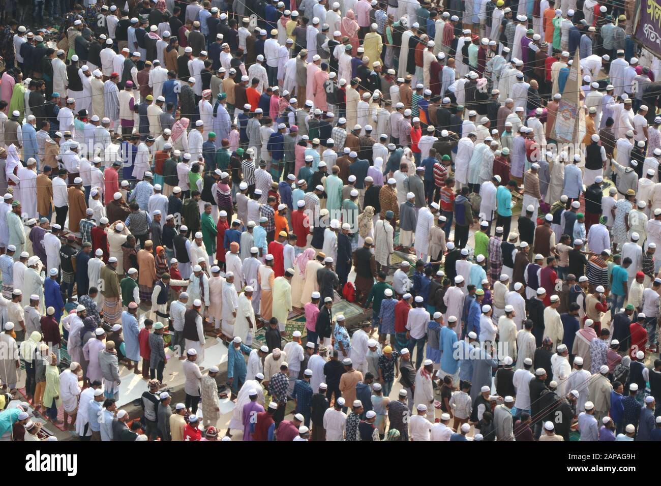 Bishwa ijtama10Jan.,2020 Dhaka BangladeshThousands of Gläubigen bieten Jum'a Gebete am ersten Tag der Ijtema am Ufer des Turag River, in Stockfoto